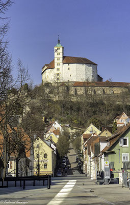Das Schloss Kaltenstein als Wahrzeichen der Stadt thront auf dem steilen Muschelkalkfelsen.