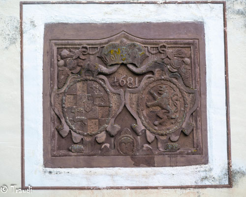 Im oberen Eingangsbereich befindet sich das Allianzwappen von Hohenzollern und Berg (springender Löwe)
