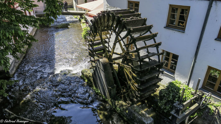 Das Mühlrad bei der Lochmühle (übrigens ein gutes Restaurant heute). Früher drehte sich hier ein Mühlrad, das Gerbmittel für die Herstelklung von Leder mahlte.