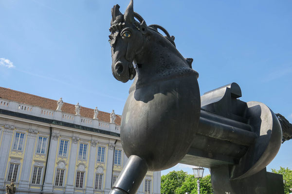 © Traudi - Anscavallo:  Beim Aufstellen dieses Bronze-Pferdes im Jahr 1993 schieden sich in der Ansbacher Bevölkerung die Geister. Inzwischen ist der „Anscavallo“ am Schlossplatz nicht mehr wegzudenken. 