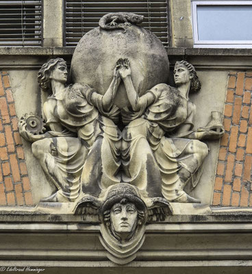 Fassadendetails am Haupteingang