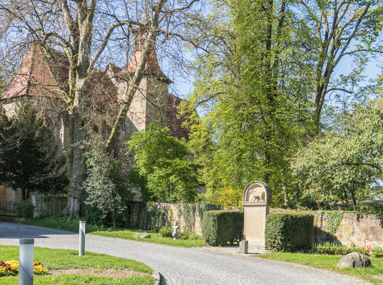 © Traudi - evang. Schlosskirche, im vordergrund das Mops-Denkmal