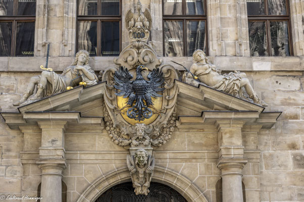 Linkes Portal an der Westfassade, Wappen mit Adler und allegorische Figuren