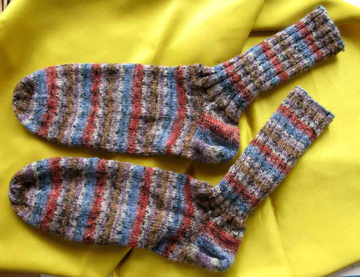 © Traudi - Juli 2014 - Hier könnte man meinen, dass ich den Schaft zu kurz gestrickt habe. Nee! - Derjenige, der die Socken bekommt, lebe auf großem Fuß :-)