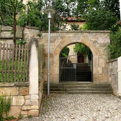 Neckartailfingen, Eingangstor zum Kirchenvorplatz – © Traudi