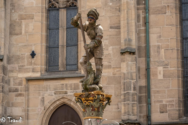 Brunnenfigur Hl. Georg auf dem Holzmarkt bei der Stiftskirche - Mit Sonnenbrille. :-)