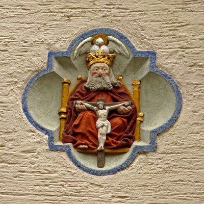 © Traudi - Schlussstein in der Wand der ehem. Fürstenfelder Kelter. Darstellung eines Gnadenstuhls. Der thronende Gottvater hat seinen gekreuzigten Sohn auf dem Schoß. Die Taube auf der Krone, der Heilige Geist, vervollständigt die Dreieinigkeit.