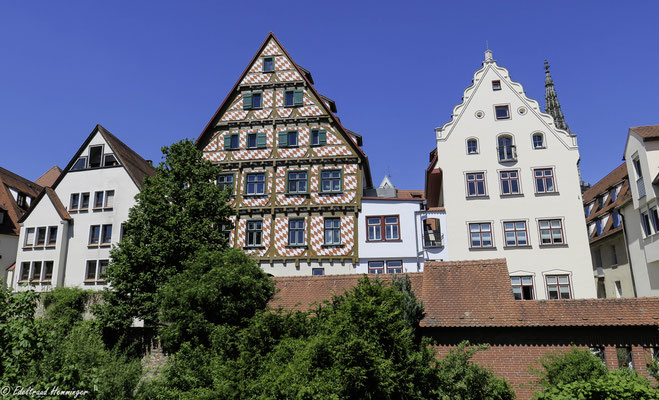 Häuserfront, die man auf der Stadtmauer gut sehen kann