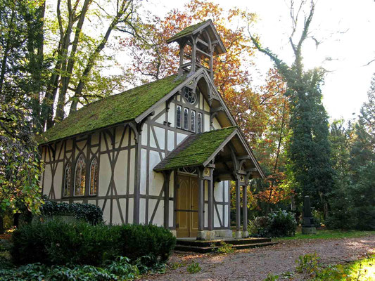 © Traudi - Friedhofskapelle aus dem Jahr 1879 im neugotischen Fachwerkstil auf dem Alten Friedhof in Schorndorf.