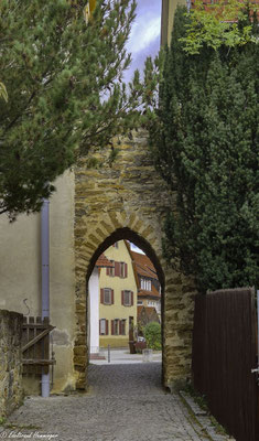 Das Tor wird vom namengebenden Maurer Ludwig Kolb aus Neuffen als Verbindung zur neuen Schule und zum neuen Wohngebiet aus der Stadtmauer gebrochen.