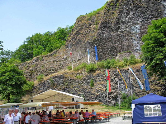 © Traudi – Parkstein, am Basaltkegel. Da nun mal die Bayern gemütliche Leute sind, wurde ein Fest gefeiert.