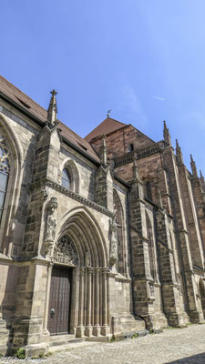Brautportal befindet sich an der Nordostseite des Langhauses, es ist etwa um 1330 entstanden.