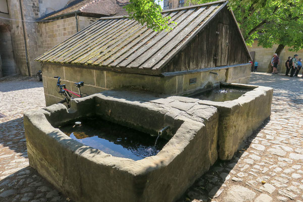 Der Brunnen im Innenhof zeugt von vielen Jahren Benutzung – © Traudi