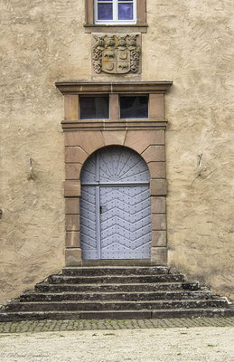 Portal des Altbaus mit darüberliegendem Wappen