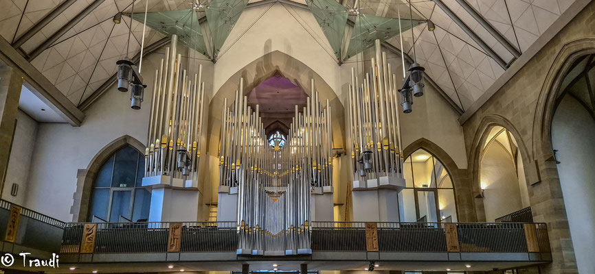 Empore mit Orgel und neuer Deckenkonstruktion (nach Renovierung von 1999 bis 2003)