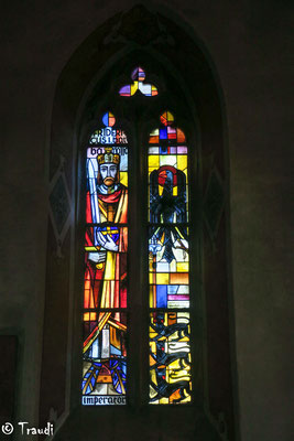 Chorfenster mit dem Bildnis Kaisers Friedrich I. Barbarossa, dem Reichsadler und dem Staufer-Wappen.