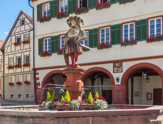 © Traudi - Der obere Marktbrunnen vor dem Rathaus aus dem Jahre 1537 wird von einem Wappner geziert. Gelegentlich wird die Figur auch als Standbild Kaiser Karls V. gedeutet, welcher der Stadt einen Wegzoll als Lohn für Religionstreue verlieh.