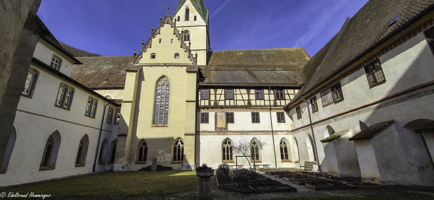 Blick zum Kreuzgarten zum Kräutergarten