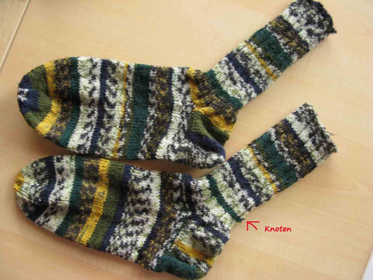 © Traudi - Mai 2014  -  ärgerlich: Ein Knoten im Faden und der Farbverlauf stimmt nicht mehr. Die Socken sind nicht identisch.  :-((