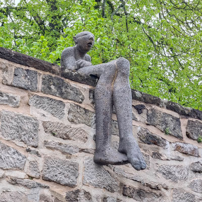 © Traudi - Frauenskulptur auf der Wehrmauer