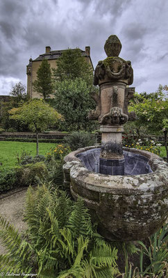 Brunnen in der Wegkreuzung