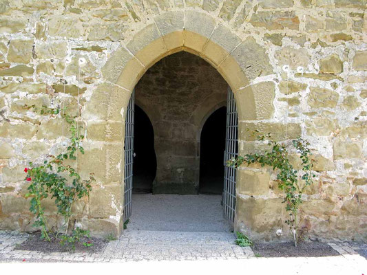 Yburg, Remstal, Eingang und im Hintergrund Eingang zu den Kellern  -  © Traudi