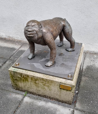 © Traudi - Skulptur "Vierbeiner" beim Rathaus