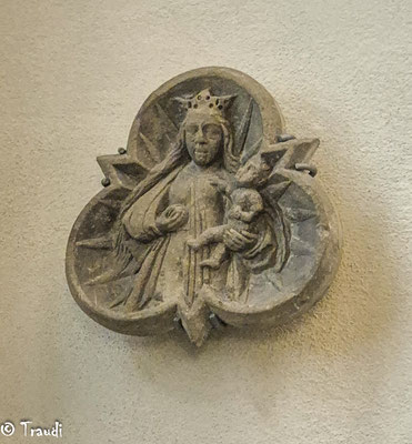 Seitenkapelle, (ehemaliger) Schlussstein „Maria mit dem Kind“, 15. Jh.