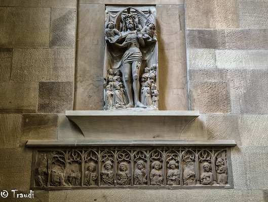 Taufkapelle, Schutzmantel-Christus bzw. Christus als Schmerzensmann (um 1500), darunter Predella mit dem Gleichnis der klugen und törichten Jungfrauen, 15. Jh.