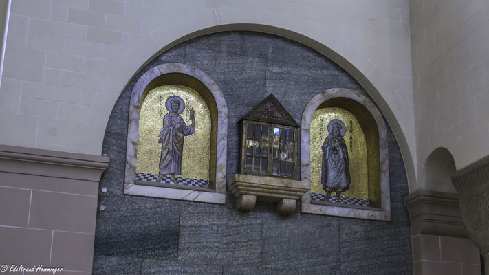 Mosaikdarstellungen von Kosmas und Damian mit dem Reliquienschrein im Chorjoch.