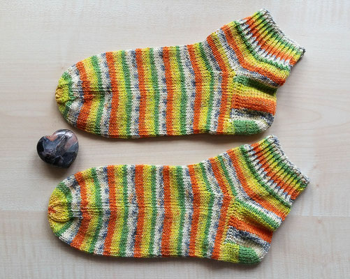 © Traudi - Juli 2018 - Bunte Sommersöckchen aus Schulwolle mit Baumwoll-Anteil. Wunderbar weich sind sie,