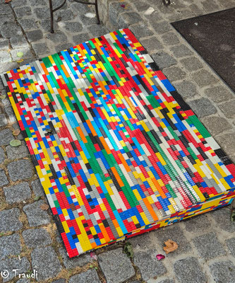 Legosteine für Rollstohlfahrer vor dem Ladeneingang - gesehen vor einem Ladeneingang