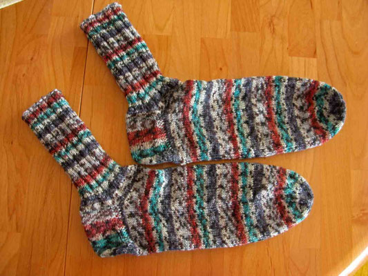 © Traudi - Mai 2014 - Hier könnte man meinen, dass ich den Schaft zu kurz gestrickt habe. Nee! - Derjenige, der die Socken bekommt, lebe auf großem Fuß :-)