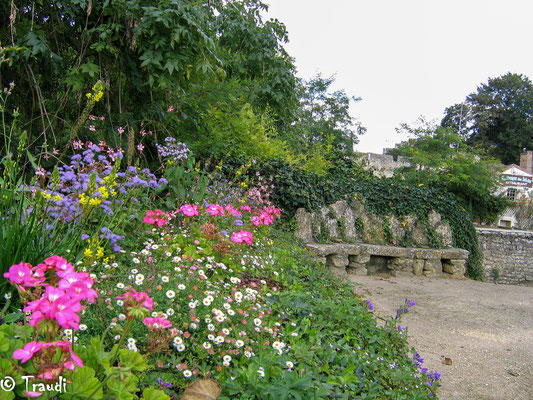 Steinbank im Schlosspark Montreuil, Frankreich