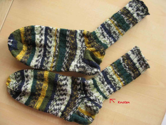 © Traudi - Mai 2014  -  ärgerlich: Ein Knoten im Faden und der Farbverlauf stimmt nicht mehr. Die Socken sind nicht identisch.  :-((