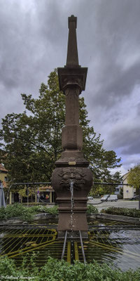 Lindenbrunnen Der Lindenbrunnen wurde vor dem Unteren Tor auf dem damals noch überbauten Lindenplatz gebaut. Er diente bis zum Bau der Wasserleitung zur Wasserversorgung der Bevölkerung und des Viehs.