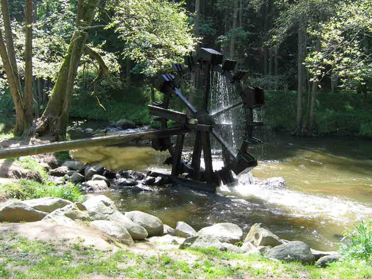 Foto 2005   (c) Traudi   Das Wasserrad bei der Blockhütte