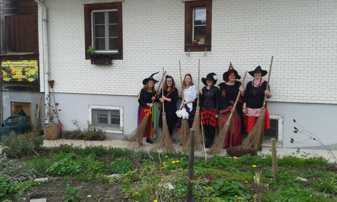 Polterabend. Die Frauen kommen gleich als Kräuterhexe. 