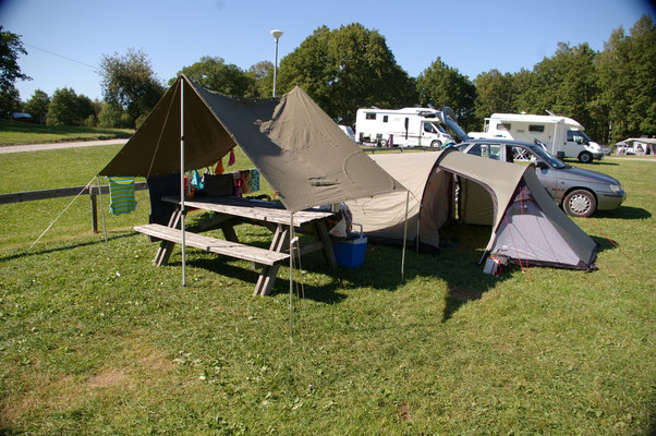 Das Tarp über einer öffentlichen Sitzbank errichtet :-)