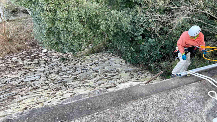 You can see the stone wall of a Japanese castle at Chinkaiseki Hachimangu Shrine.