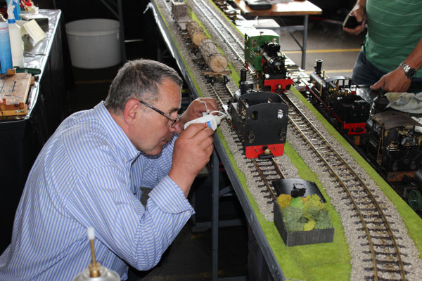 Alois beim Service seiner Dampflokomotive