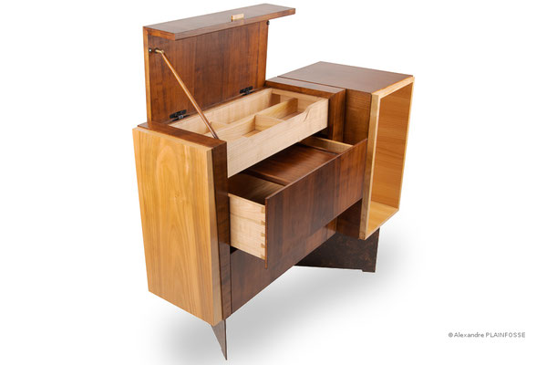 Meuble de rangement, merisier et acier.