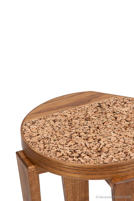 Table de chevet, frêne teinté et liège.
