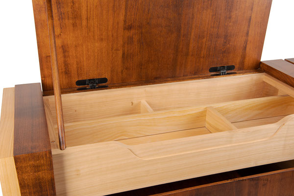 Meuble de rangement, merisier et acier.