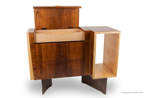Meuble de rangement, merisier et acier.