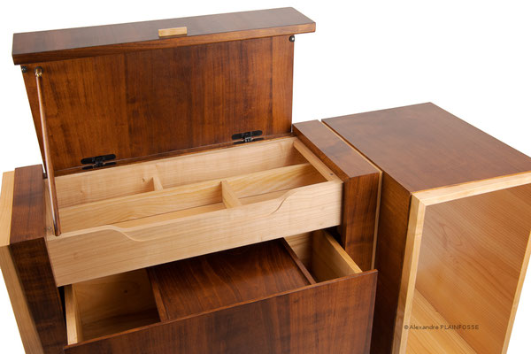 Meuble de rangement, merisier et acier.