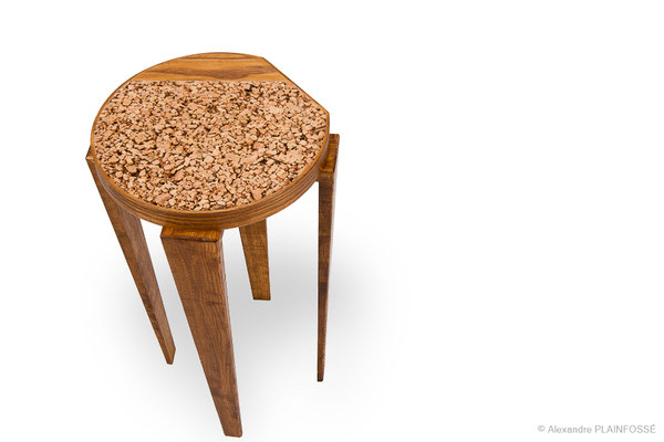 Table de chevet, frêne teinté et liège.