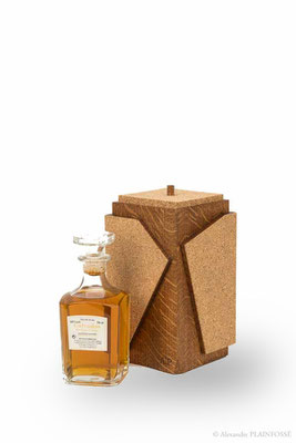 Coffret en chêne teinté et liège.