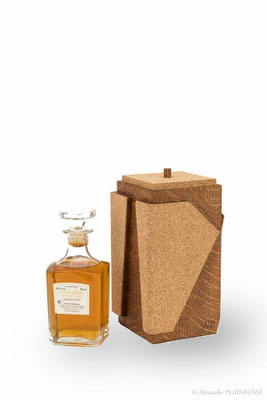 Coffret en chêne teinté et liège.