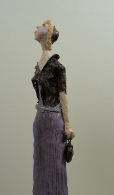  Skulptur weiblich "fertig zum Ausgehen!"  ...immer schön Haltung bewahren;-)  Material: Papiermache', Holzmehl, Holz,  Öl   Gesamthöhe: 28 cm   Preis: € 450,00